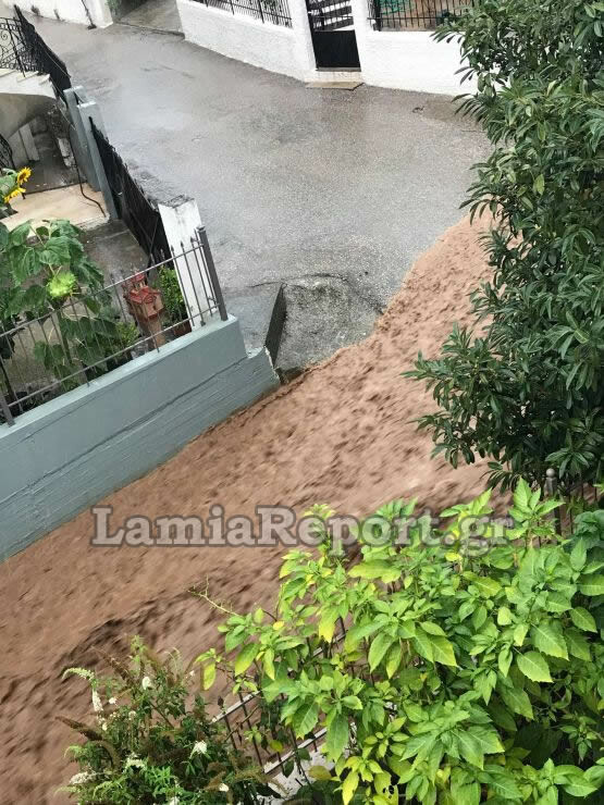 Χείμαρροι και καταστροφές στη Λαμία από τη βροχή - Συναγερμός για εγκλωβισμένο άτομο (Φωτό και Βίντεο)