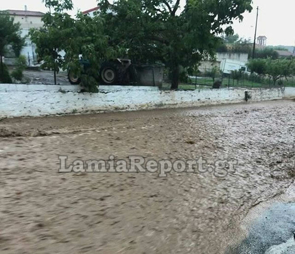 Χείμαρροι και καταστροφές στη Λαμία από τη βροχή - Συναγερμός για εγκλωβισμένο άτομο (Φωτό και Βίντεο)