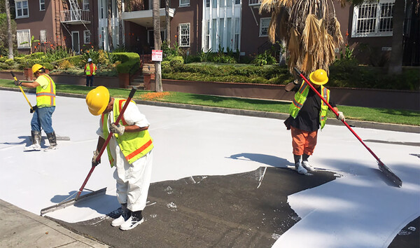 Στο Λος Άντζελες βάφουν λευκούς τους δρόμους και ίσως πολλές πόλεις κάνουν το ίδιο σύντομα