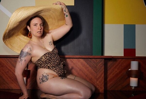 Η Έμιλι Ραταϊκόφσκι φωτογράφισε τη Λένα Ντάναμ με μαγιό για να διαφημίσει τη νέα της συλλογή