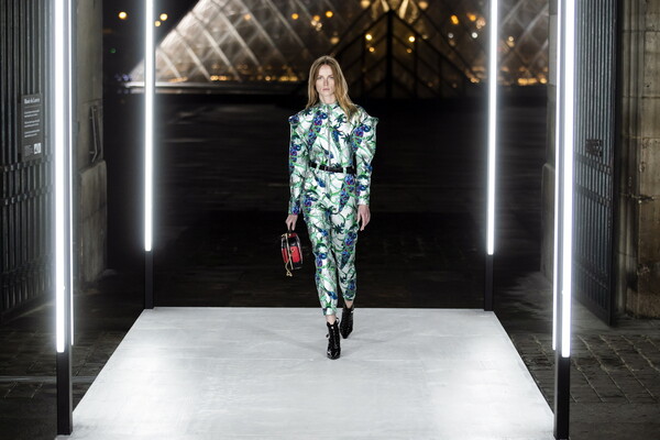 Ο Louis Vuitton στο Λούβρο - Gender fluid, φουτουρισμός και δυναμικές γυναίκες στην επίδειξη