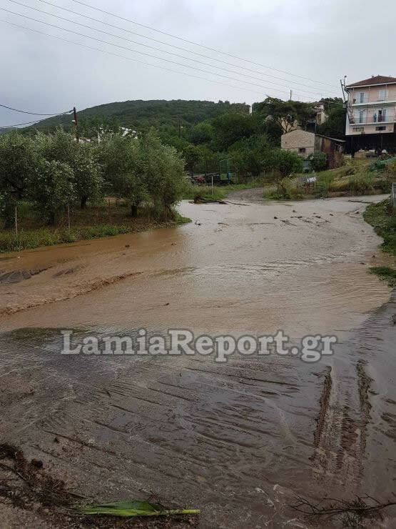 Χείμαρροι και καταστροφές στη Λαμία από τη βροχή - Συναγερμός για εγκλωβισμένο άτομο (Φωτό και Βίντεο)