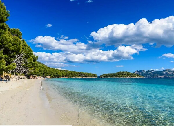Στη Μαγιόρκα απαγορεύουν το τόπλες περπάτημα στο δρόμο