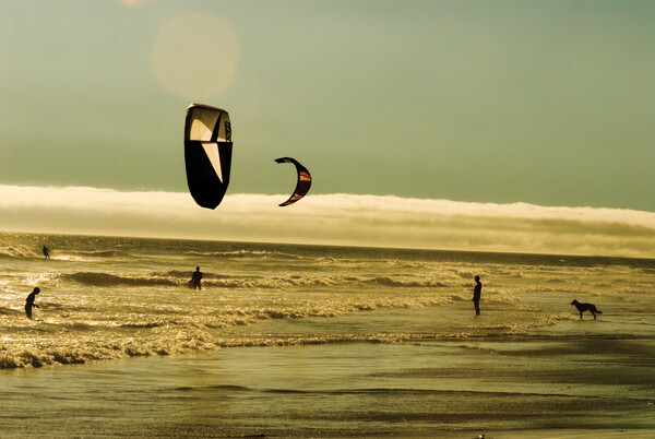 Τα Ημερολόγια του Ανέμου: Ένας Έλληνας kitesurfer κυνηγά σε όλο τον κόσμο το μεγάλο κύμα