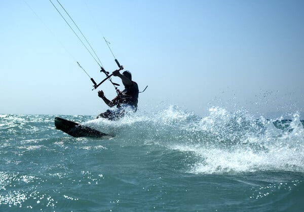 Τα Ημερολόγια του Ανέμου: Ένας Έλληνας kitesurfer κυνηγά σε όλο τον κόσμο το μεγάλο κύμα