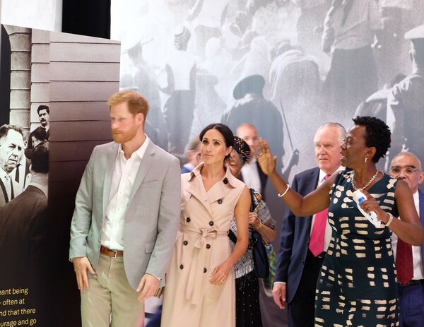 O πρίγκιπας Χάρι και η Μέγκαν Μαρκλ επισκέφθηκαν έκθεση στη μνήμη του Νέλσον Μαντέλα