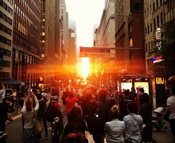 Manhattanhenge: Το εντυπωσιακό ηλιοβασίλεμα που καθηλώνει κάθε χρόνο τη Νέα Υόρκη