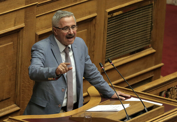 Μανιάτης: Με εντολή Τσίπρα κατατέθηκε τροπολογία για αναστολή κατεδάφισης αυθαιρέτων το 2015