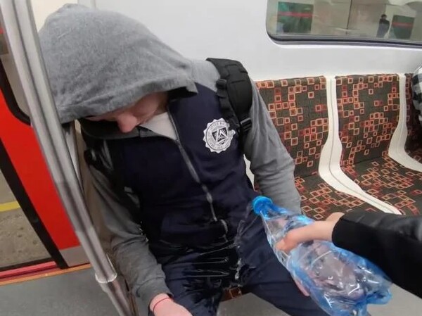 Φοιτήτρια ρίχνει χλωρίνη στα παντελόνια αντρών στο μετρό για να καταπολεμήσει το manspreading