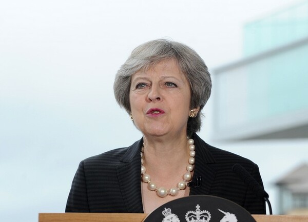 Μέι: Ένα Brexit χωρίς συμφωνία δεν θα είναι το τέλος του κόσμου