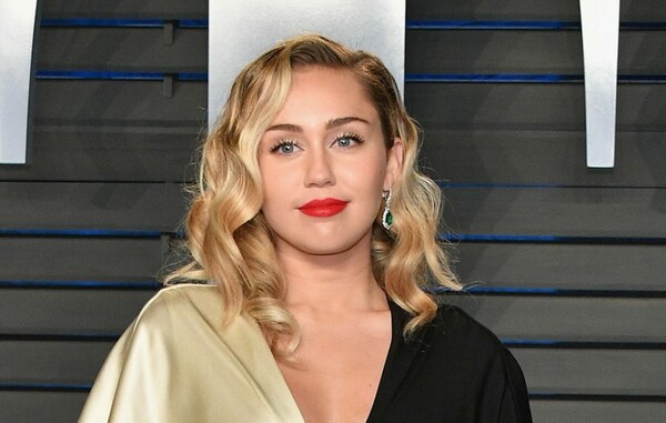 Η Miley Cyrus παίρνει πίσω την απολογία της για την ημίγυμνη φωτογραφία της στο Vanity Fair
