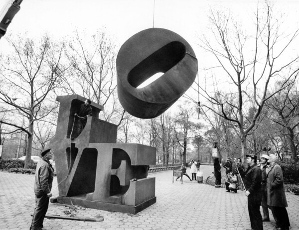 Ο Robert Indiana, ο καλλιτέχνης του πασίγνωστου LOVE, πέθανε στα 89 του