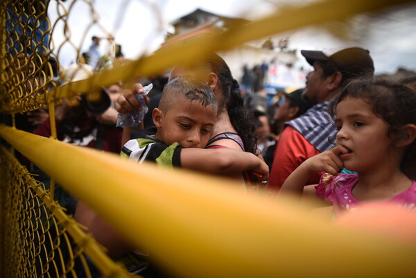 Χιλιάδες μετανάστες από την Ονδούρα είναι εγκλωβισμένοι στα σύνορα Μεξικού - Γουατεμάλας