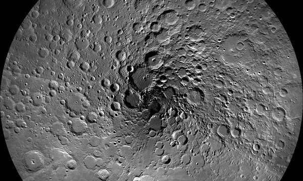 Η NASA ανακάλυψε νερό σε μορφή πάγου στη Σελήνη