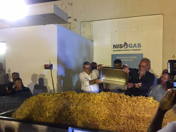 Ρεκόρ Γκίνες για τη Νάξο- Μια μερίδα τηγανιτές πατάτες που ζυγίζει 625 κιλά (ΦΩΤΟΓΡΑΦΙΕΣ)