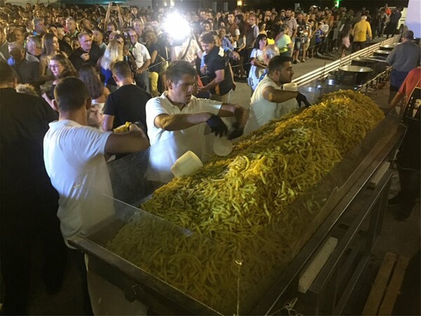 Ρεκόρ Γκίνες για τη Νάξο- Μια μερίδα τηγανιτές πατάτες που ζυγίζει 625 κιλά (ΦΩΤΟΓΡΑΦΙΕΣ)