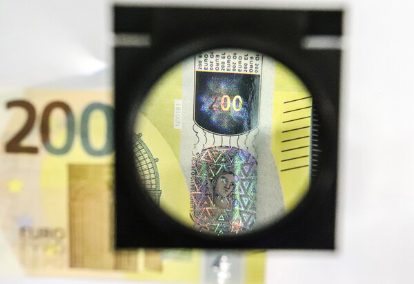 Αυτά είναι τα νέα χαρτονομίσματα των 100 και 200 ευρώ - ΦΩΤΟΓΡΑΦΙΕΣ