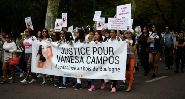 Οργή για τη δολοφονία της transgender ιερόδουλης στο Παρίσι - Oι διαδηλώσεις συνεχίζονται