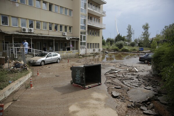 Πρωτοφανείς εικόνες έξω από το νοσοκομείο «Σωτηρία» - Πλημμύρισε ο χώρος λόγω της έντονης βροχόπτωσης