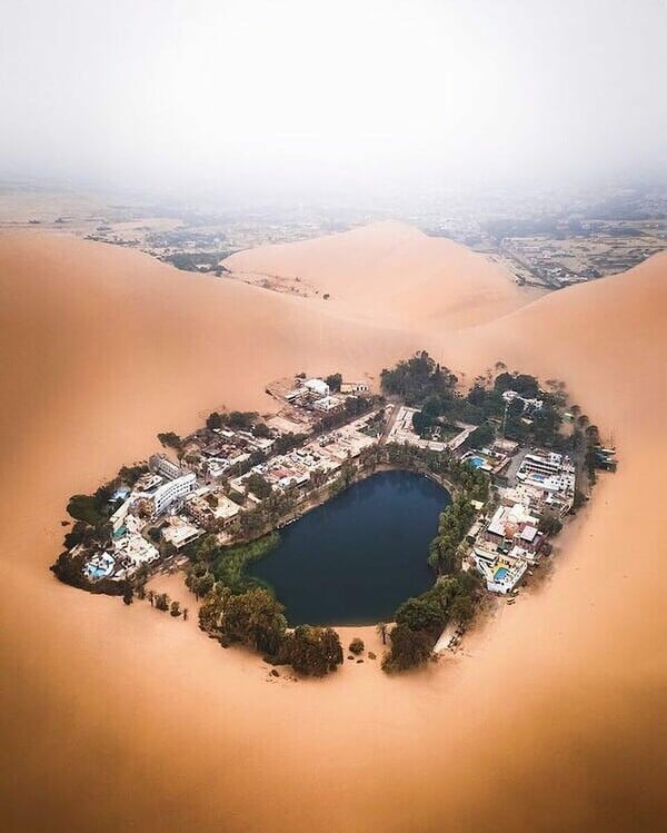 H μαγική όαση Huacachina: Ο παράδεισος, κρυμμένος στους αρχαίους αμμόλοφους του Περού