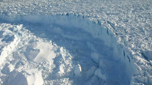 Εντυπωσιακό βίντεο με τεράστιο τμήμα παγετώνα να σπάει στη Γροιλανδία