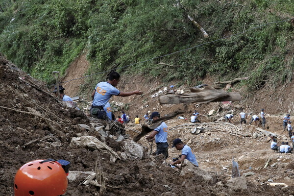 Τεράστια κατολίσθηση στις Φιλιππίνες μετά το πέρασμα του τυφώνα - Δεκάδες άτομα θάφτηκαν στη λάσπη
