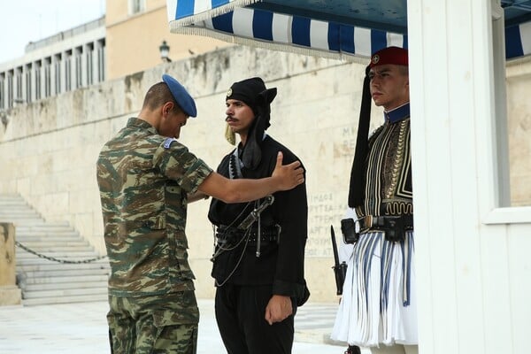 Η εμβληματική αλλαγή φρουράς με τους Πόντιους Εύζωνες στο Σύνταγμα - ΦΩΤΟΓΡΑΦΙΕΣ