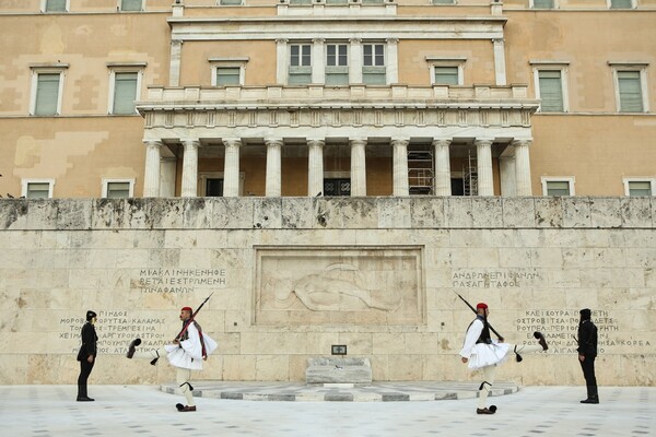 Η εμβληματική αλλαγή φρουράς με τους Πόντιους Εύζωνες στο Σύνταγμα - ΦΩΤΟΓΡΑΦΙΕΣ