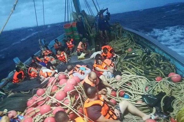 Ταϊλάνδη: Σκάφος γεμάτο τουρίστες βυθίστηκε ανοιχτά του Πουκέτ- Ένας νεκρός και 53 αγνοούμενοι