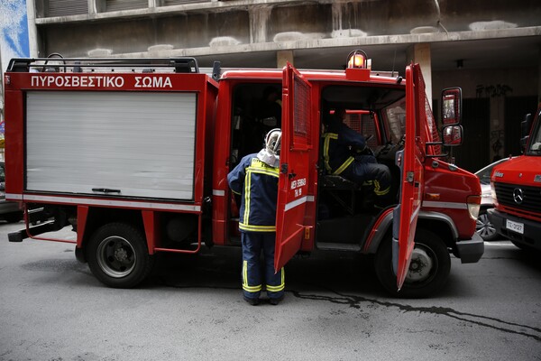 Φωτιά σε κτίριο στο κέντρο της Αθήνας