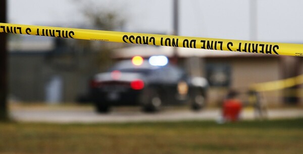 Αστυνομικός στις ΗΠΑ μπέρδεψε το σπίτι της και σκότωσε τον άνδρα που έμενε εκεί