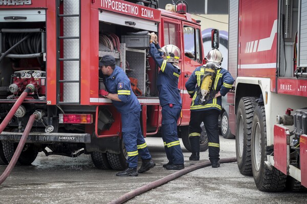 Πυρκαγιά στον υποσταθμό της ΔΕΗ στην Πλάκα - Χωρίς ρεύμα οι γύρω δρόμοι