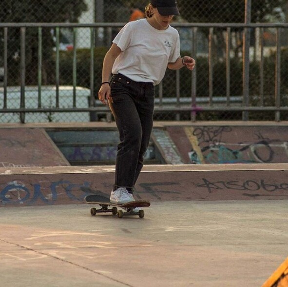 Τι κάνει ένα κορίτσι με ένα skate στο χέρι;