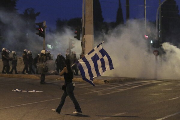 Στον εισαγγελέα οι συλληφθέντες από τα επεισόδια στο Σύνταγμα