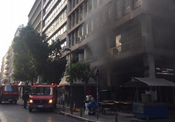 Αναστάτωση στο Σύνταγμα - Φωτιά σε υποσταθμό της ΔΕΗ