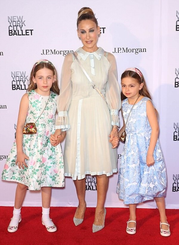 Σπάνια εμφάνιση της Σάρα Τζέσικα Πάρκερ στο κόκκινο χαλί μαζί με τις δίδυμες κόρες της