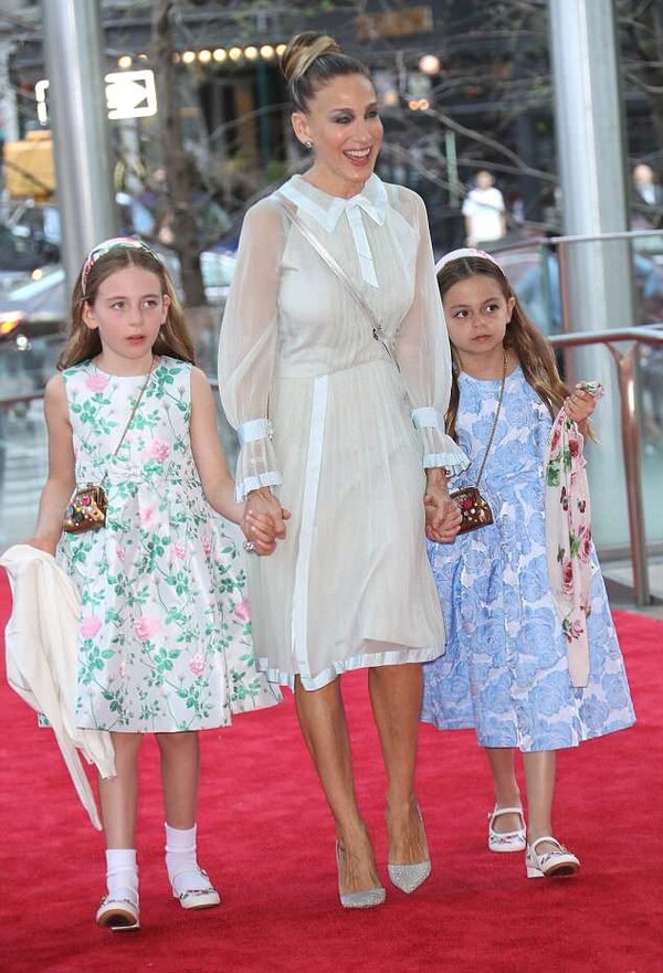 Σπάνια εμφάνιση της Σάρα Τζέσικα Πάρκερ στο κόκκινο χαλί μαζί με τις δίδυμες κόρες της