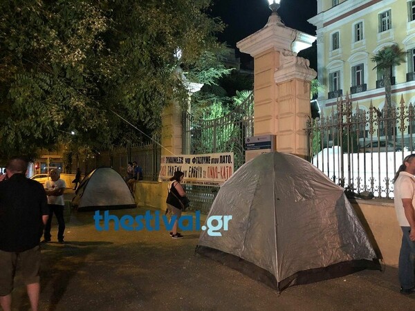 Συμβασιούχοι έστησαν σκηνές έξω από το υπουργείο Μακεδονίας-Θράκης
