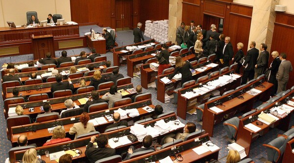 ΠΓΔΜ: Το Κοινοβούλιο επικύρωσε τη συμφωνία των Πρεσπών - Θυελλώδης η συνεδρίαση