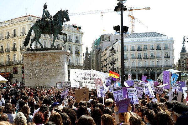 Οργή στην Ισπανία για την αποφυλάκιση πέντε ανδρών που κατηγορούνται για τον ομαδικό βιασμό έφηβης