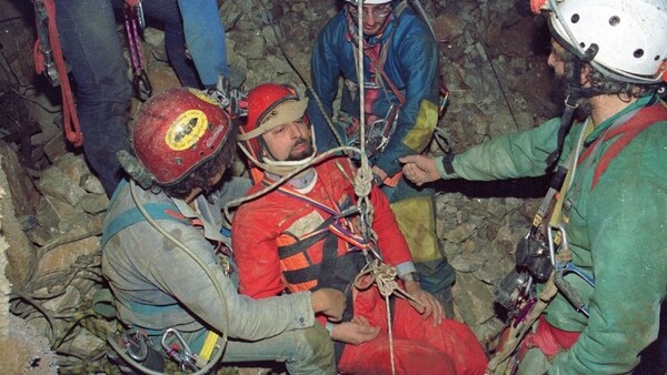 Εκατό ώρες στα έγκατα της γης - Μια συγκλονιστική ιστορία διάσωσης σε σπήλαιο της Κρήτης