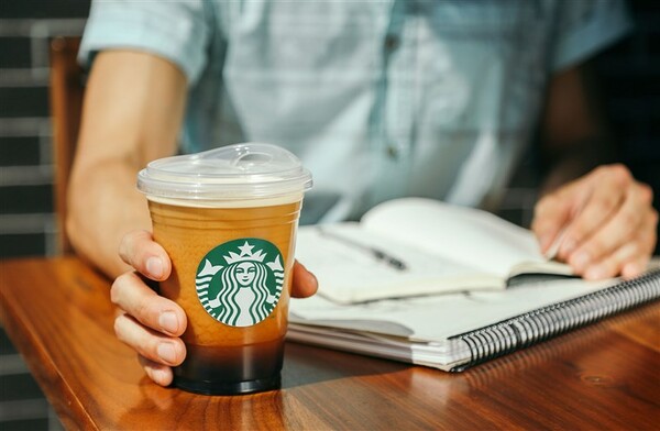 Τα Starbucks σταματούν να χρησιμοποιούν πλαστικά καλαμάκια και αλλάζουν τα ποτήρια τους