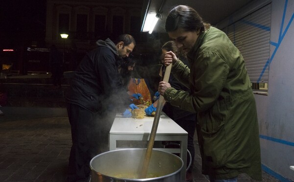 Ο δήμος Αθηναίων σταματά να παρέχει τη στέγη του συνΑθηνά σε ομάδες που οργανώνουν συσσίτια