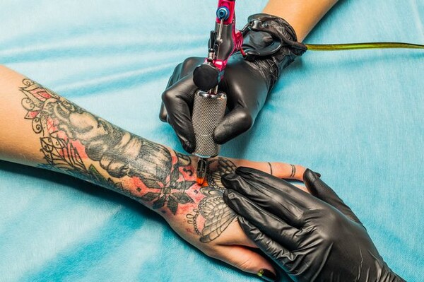 Γιατροί προειδοποιούν για κινδύνους από τα τατουάζ σε όσους έχουν αδύναμο ανοσοποιητικό σύστημα