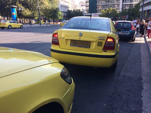 Η πλατεία Συντάγματος, τα ταξί και η αποκρουστική κατάσταση έξω από το Οικονομικό Πανεπιστήμιο