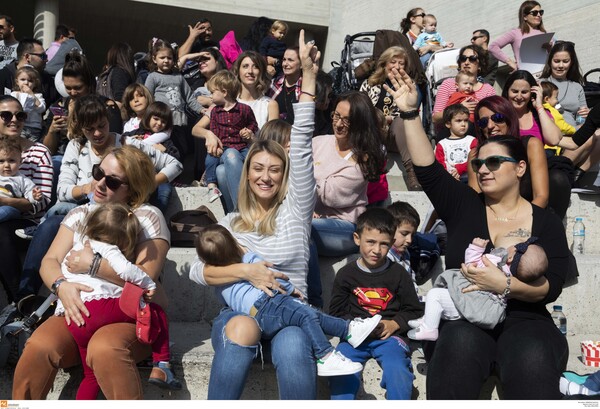 Εκατοντάδες μητέρες στον Δημόσιο Θηλασμό σε όλη την Ελλάδα - ΦΩΤΟΓΡΑΦΙΕΣ