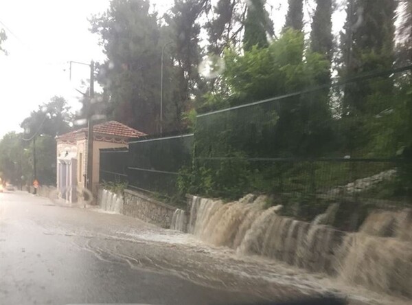 Προβλήματα από την κακοκαιρία στη Θεσσαλονίκη - Πλημμυρισμένοι δρόμοι και τροχαία ατυχήματα