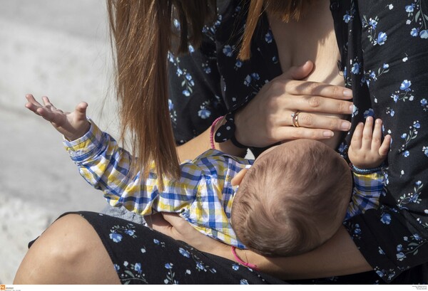 Εκατοντάδες μητέρες στον Δημόσιο Θηλασμό σε όλη την Ελλάδα - ΦΩΤΟΓΡΑΦΙΕΣ