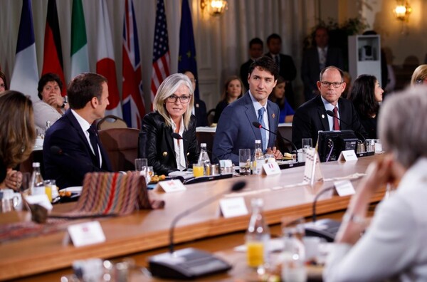 Η στιγμή που ο αργοπορημένος και αγενής Τραμπ προκαλεί εκνευρισμό και αμηχανία σε συνάντηση των G7