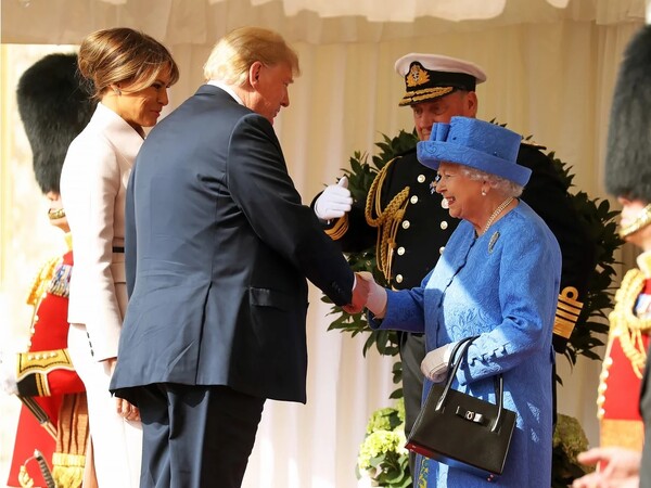Στο Παλάτι ο Ντόναλντ και η Μελάνια Τραμπ για τσάι με τη βασίλισσα Ελισάβετ